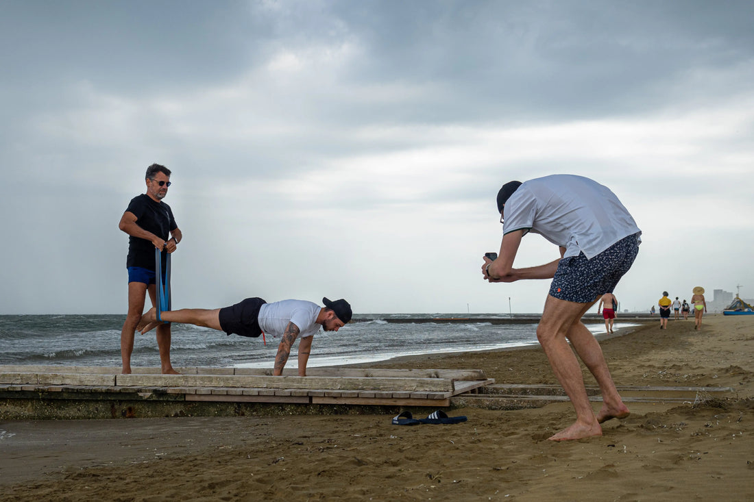 Person verwendet Thenex Sport Widerstandsbänder für ein effektives Krafttraining, das Ausdauer und Flexibilität verbessert.