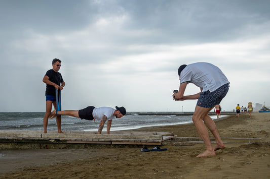 Person verwendet Thenex Sport Widerstandsbänder für ein effektives Krafttraining, das Ausdauer und Flexibilität verbessert.