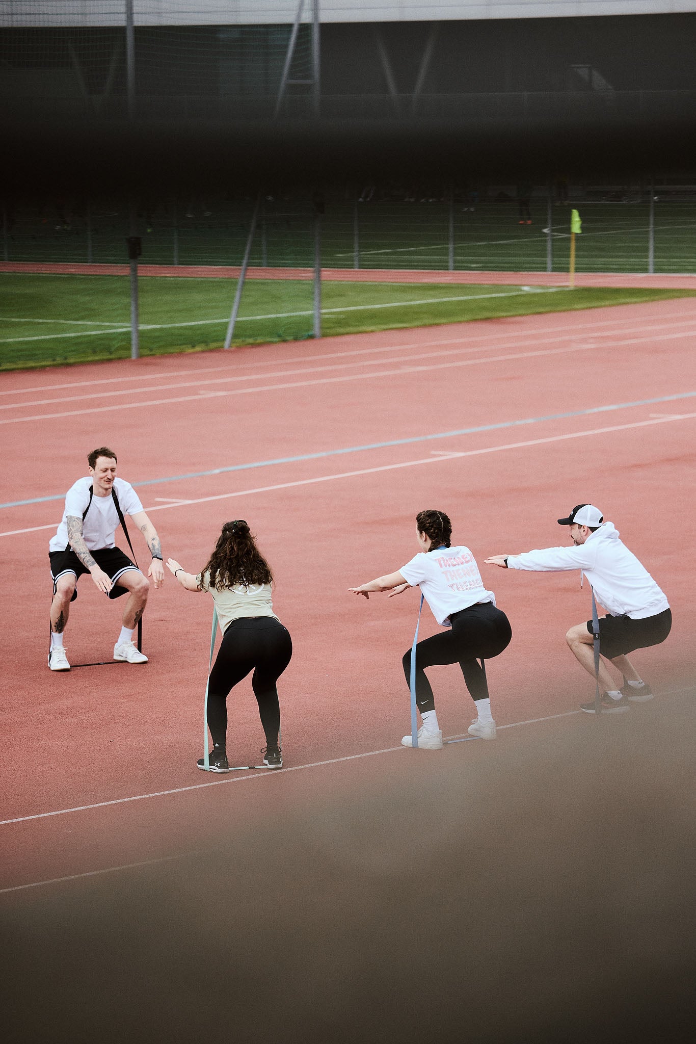 Gruppentraining, Widerstandsband, Person nutzt das Widerstandsband Naunspitze low (5-15 KG) zur Verbesserung der Haltung und Stärkung der Muskulatur