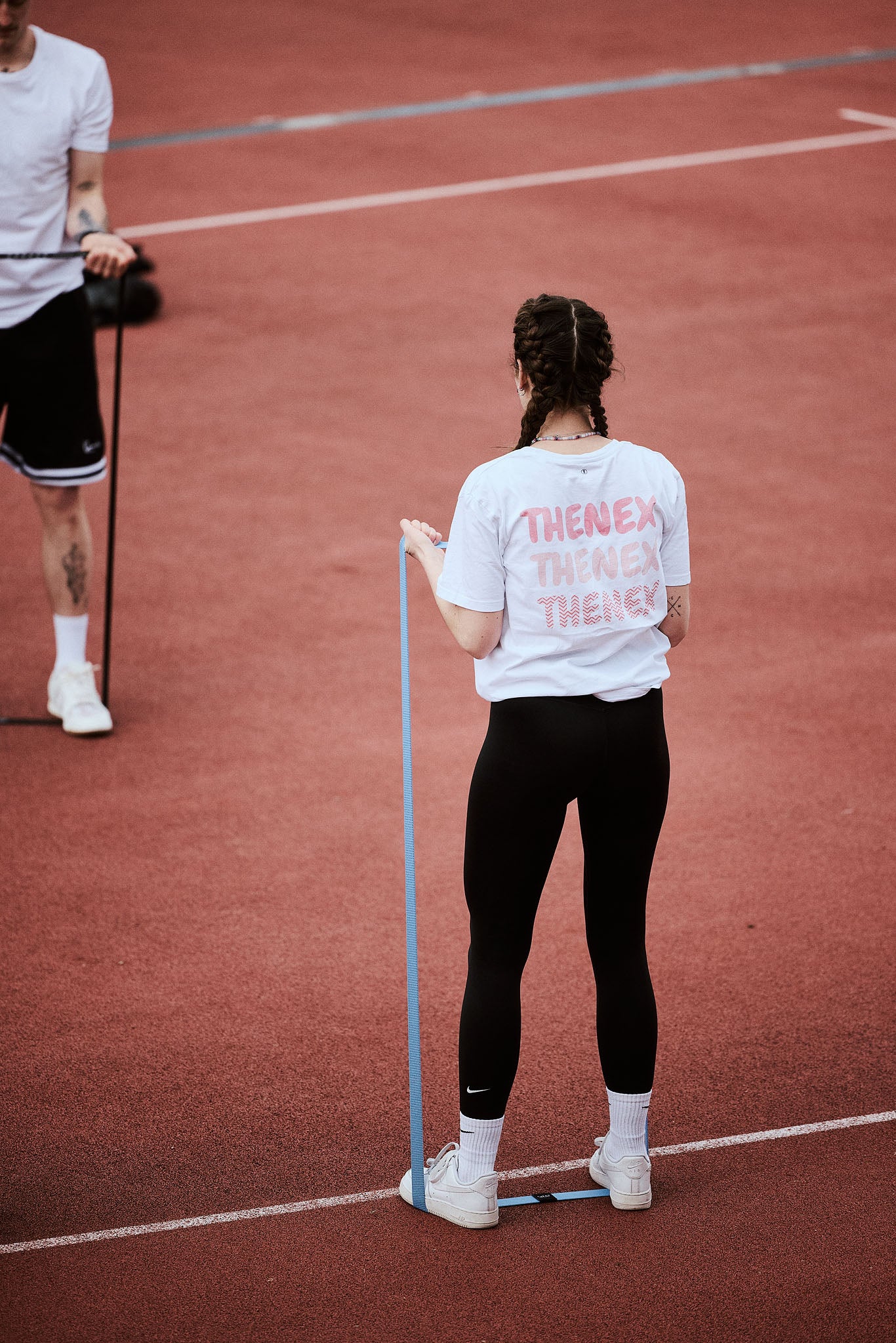 Fitnessband, Fitnesszubehör, Person nutzt das Widerstandsband Naunspitze low (5-15 KG) zur Verbesserung der Haltung und Stärkung der Muskulatur